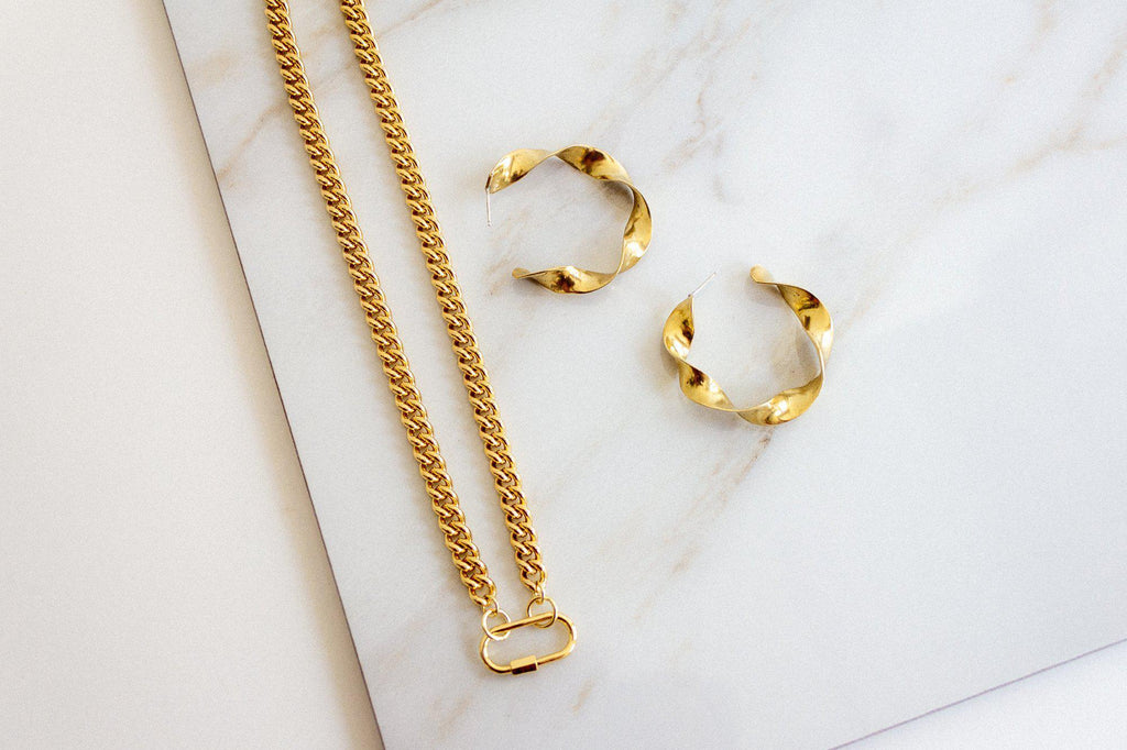 Introducing our bold and versatile gold-plated brass chain bracelet, featuring a chic carabiner closure for a touch of modern elegance. This bracelet boasts a 17" chain with an additional 1.5" carabiner, totaling 18.5" in length. Expertly crafted, it combines style and functionality, adding a sophisticated edge to any outfit