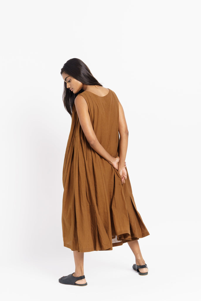 Cinnamon brown extra pleated midi dress, best sustainable fashion brands, clothing companies that are sustainable, organic cotton women's clothing, 100 organic cotton clothing, cotton cotton clothing, all cotton clothes, all cotton women's clothing, women's cotton clothing online, the minimal clothing, minimal clothes shop.