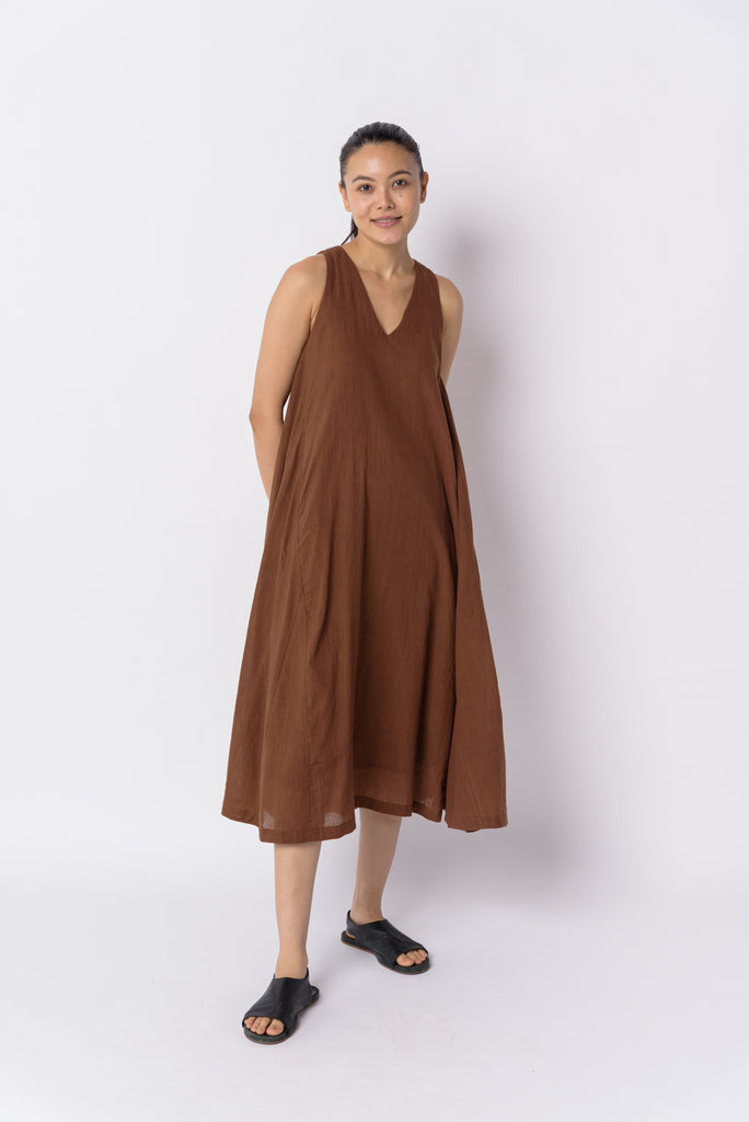Cocoa brown voluminous dress, slow fashion clothing brands, sustainable and ethical clothing brands, organic clothing brands, organic cotton white dress, pure cotton clothing, soft cotton clothes for women's, 100 cotton shirts women's, 100 cotton women's tops, minimalist fashion brands, minimalist high fashion
